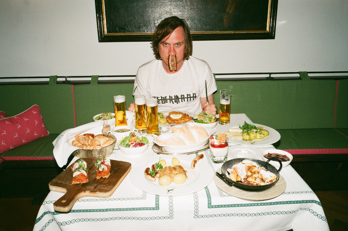 Lars Eidinger wird im Gasthaus von Maša Stanić fotografiert.