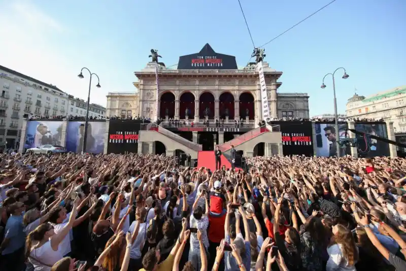 Vienna 23. Juli 2015: Tom Cruise arrives on stage outside of the Opera during the world premiere of Mission: Impossible - Rogue Nation' at the Opera House