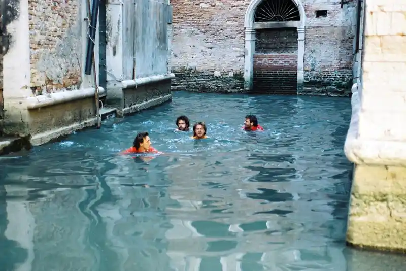 Gelatin schwimmen durch Venedig