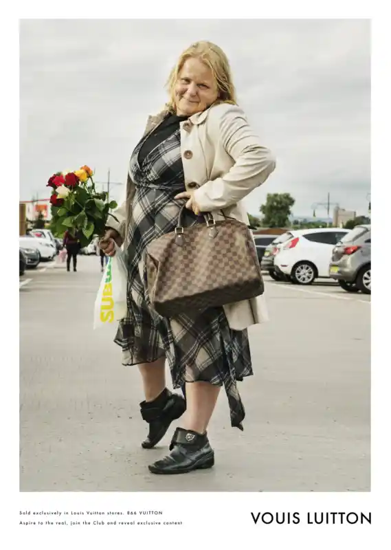 Eine Frau posiert mit ihrer Tasche auf einem Parkplatz, auf einem Foto aus Klinks Serie "Louis Vuitton for Real“.