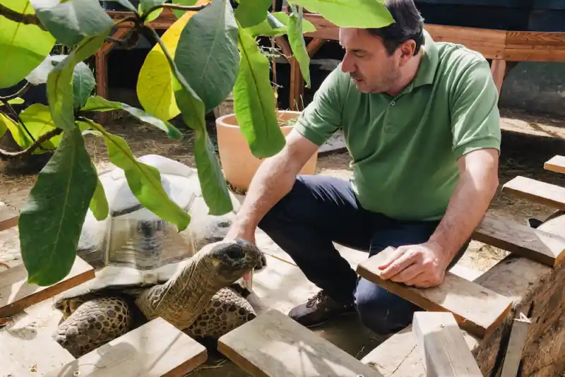 Peter Valentin mit seiner Riesenschildkröte George.