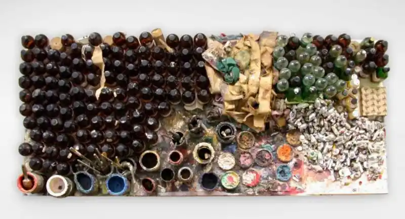 Palette pour Grégoire Müller, 1992 Assemblage (Farbtuben, leere Terpentinflaschen, Pinsel, Putzlappen auf Holz) 92 x 214 x 20 cm ZKM | Zentrum für Kunst und Medien Karlsruhe