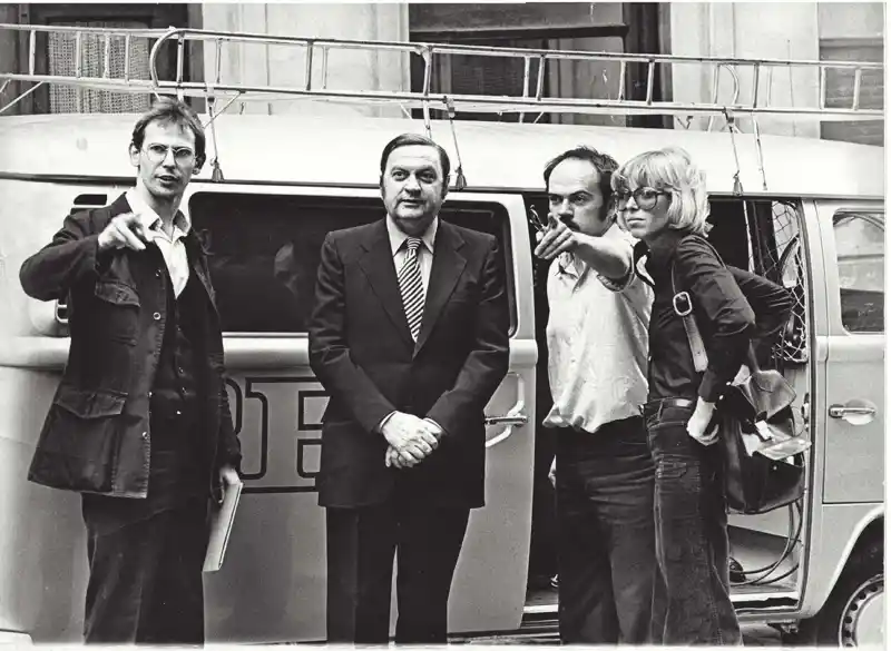 Missing Link, Die Gruppe mit Karl Schwanzer bei den Dreharbeiten zum Fernsehfilm Die verstoßene Stadt, 1974