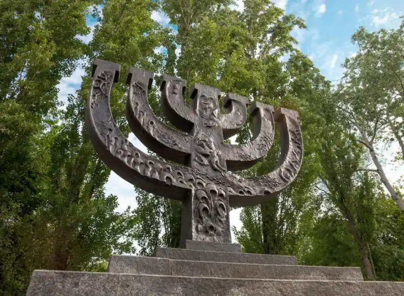 Das Denkmal „Menorah" im Babyn Yar Holocaust Memorial Center in Kiew