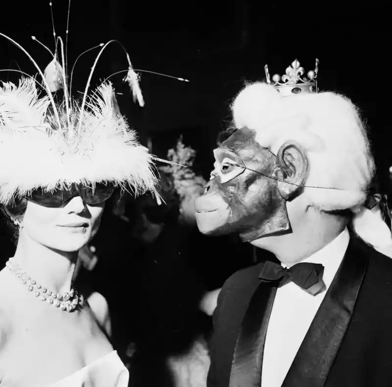 Vicomtesse de Ribes und Pierre Celeyron mit Maske und Hut auf Winterball im Hotel Coulanges, Paris