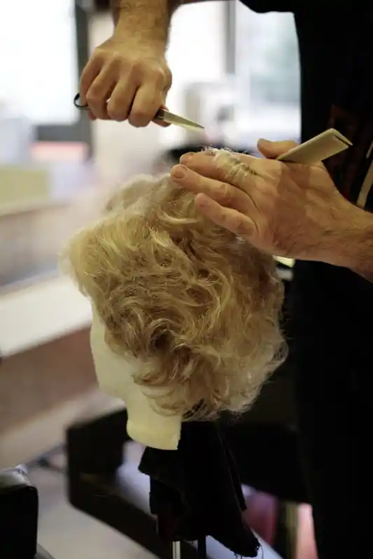 Perücke beim Friseur