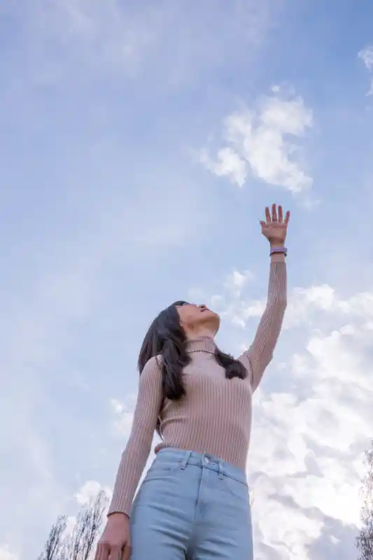 Die Wolkenforscherin Yi-Ling Hwong im Porträt, zum Himmel schauend