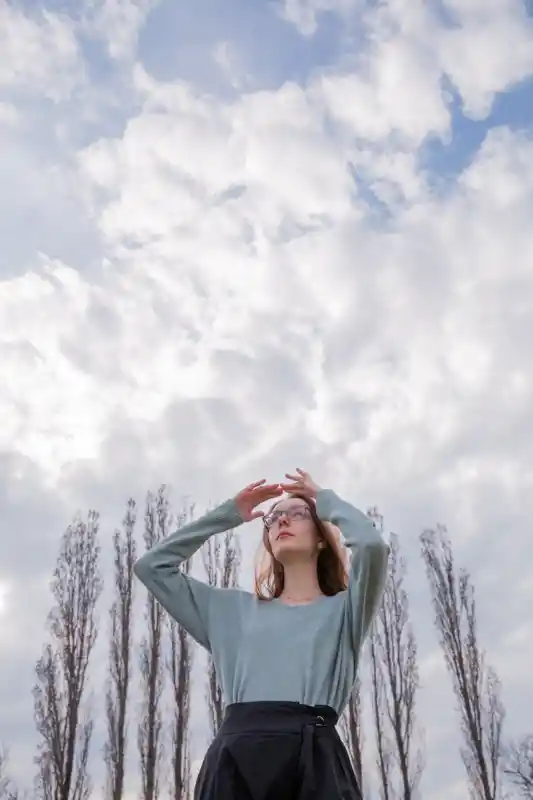 Die Wolkenforscherin Andrea Stöllner im Porträt, zum Himmel schauend