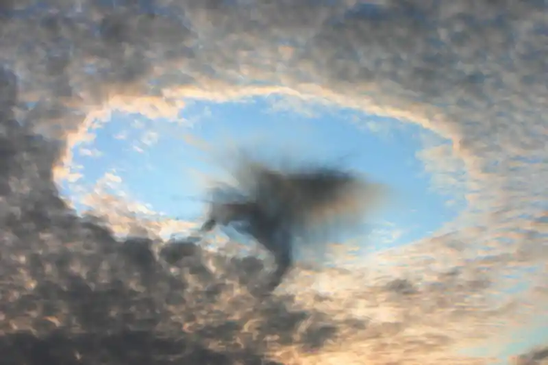 Loch in Wolken am Himmel