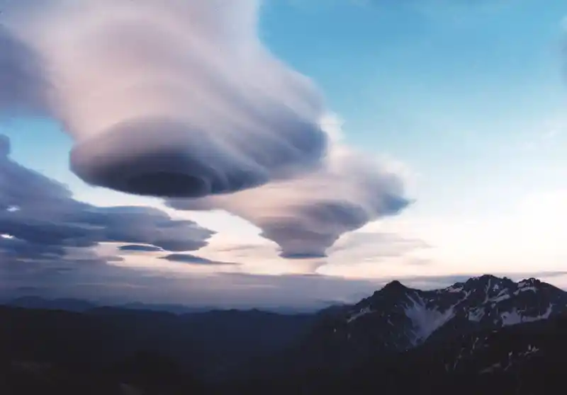 Linsenförmige Wolken vor Bergen