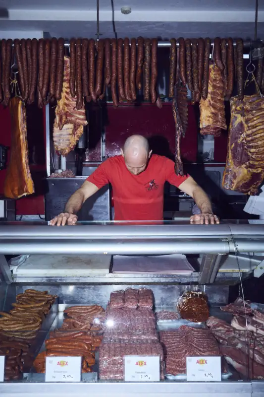 Didis Narbe auf dem Kopf beim Fleischer am Markt