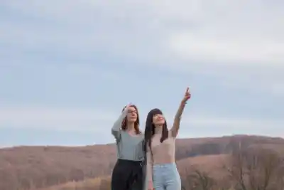 Die Wolkenforscherinnen Yi-Ling Hwong und Andrea Stöllner schauen sich Wolken am Himmel an.